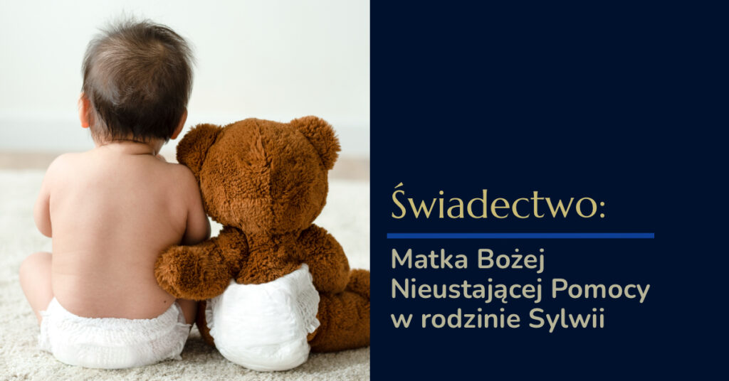 Niemowlę siedzące z pluszowym misiem tyłem
